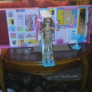 2019 BARBIE Dream Closet + Doll + Accessories
